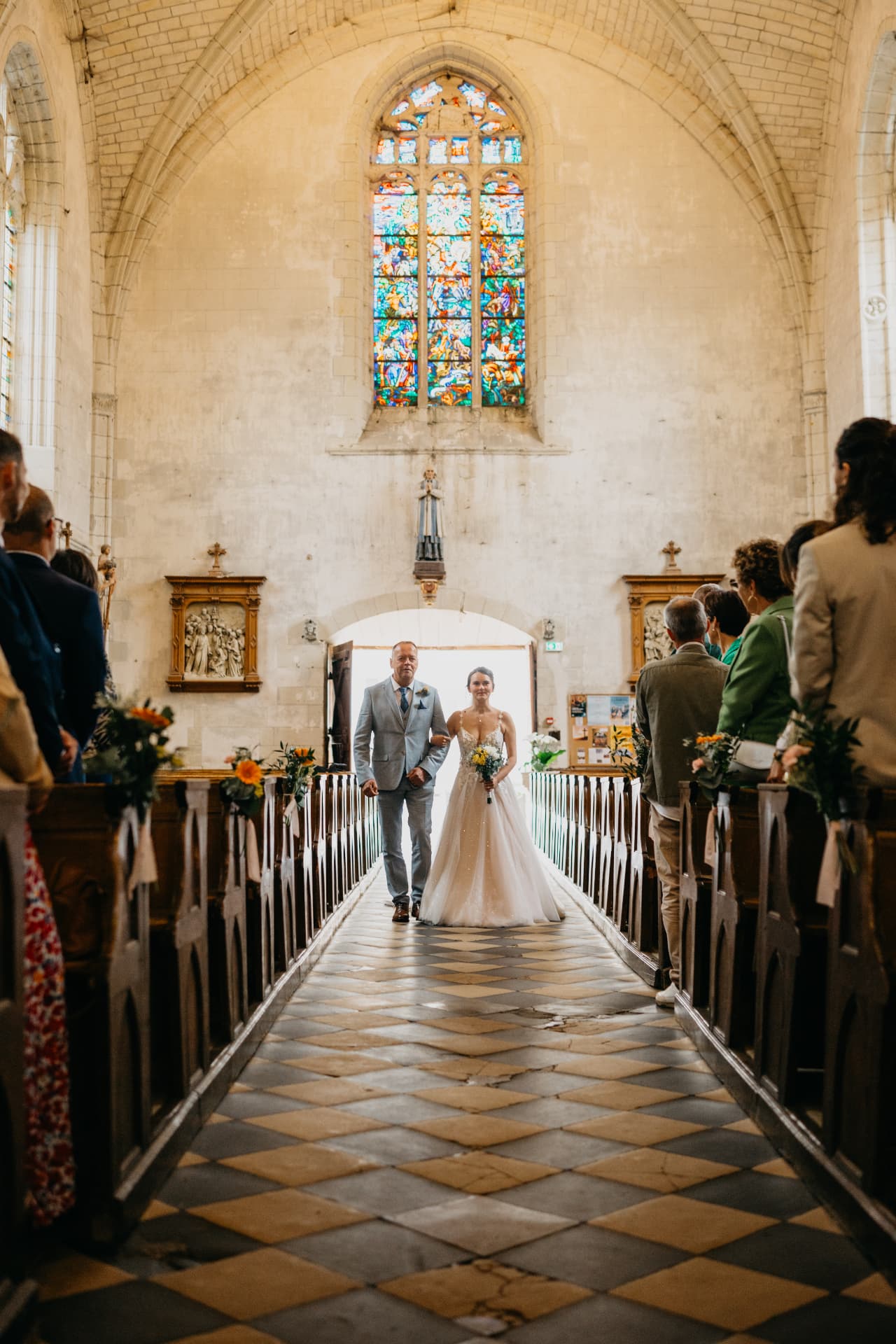 La mariée entrant à l'église au bras de son père