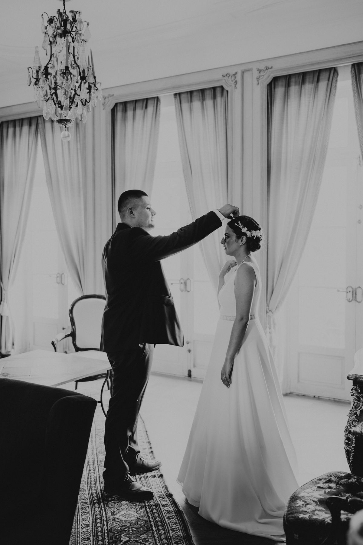 Le marié dépose une couronne de fleurs sur la mariée