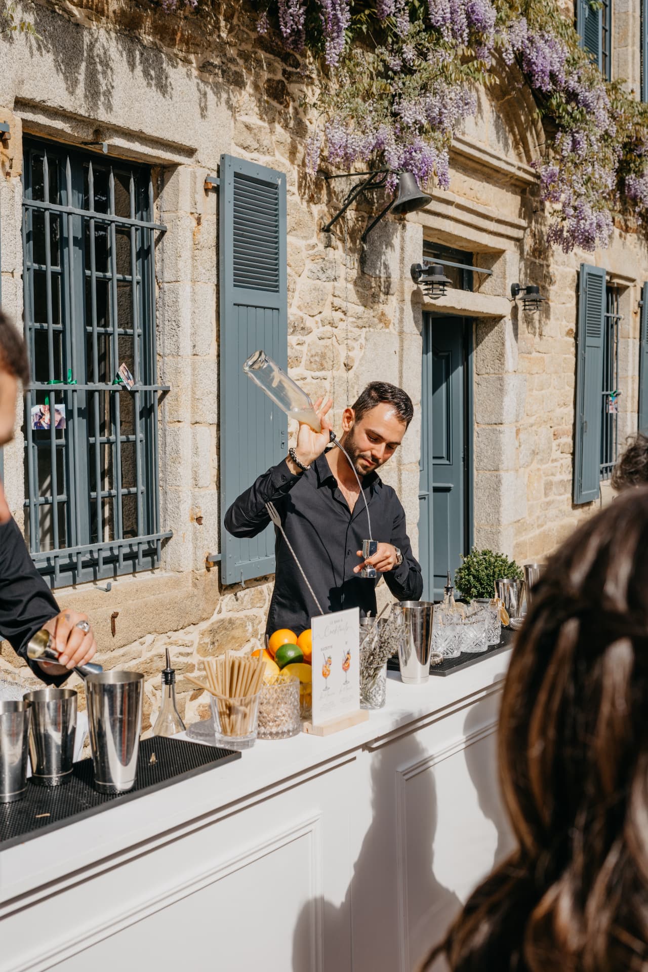 Barman versant une boisson au bar extérieur du mariage