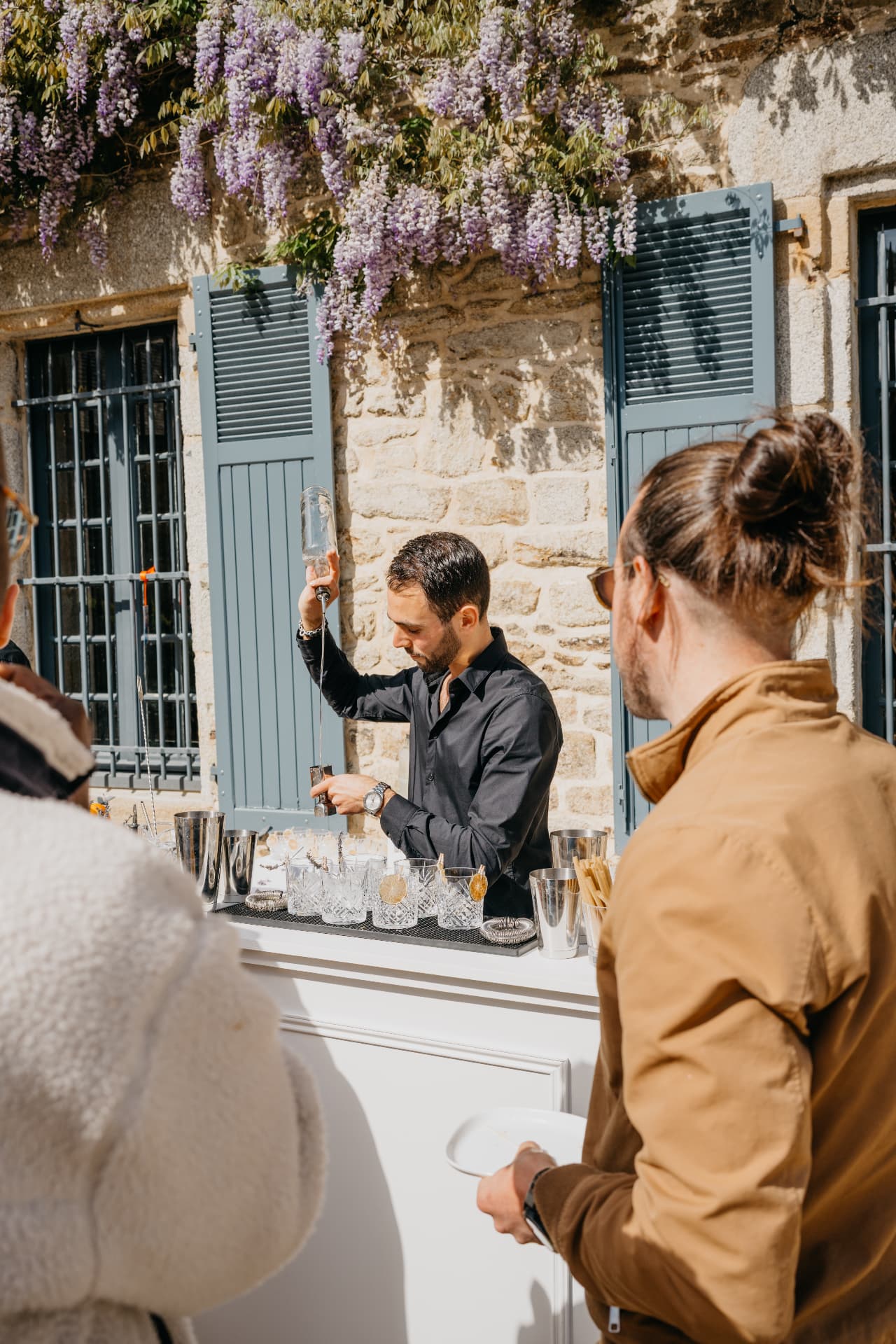 Barman servant les boissons au comptoir du bar du mariage