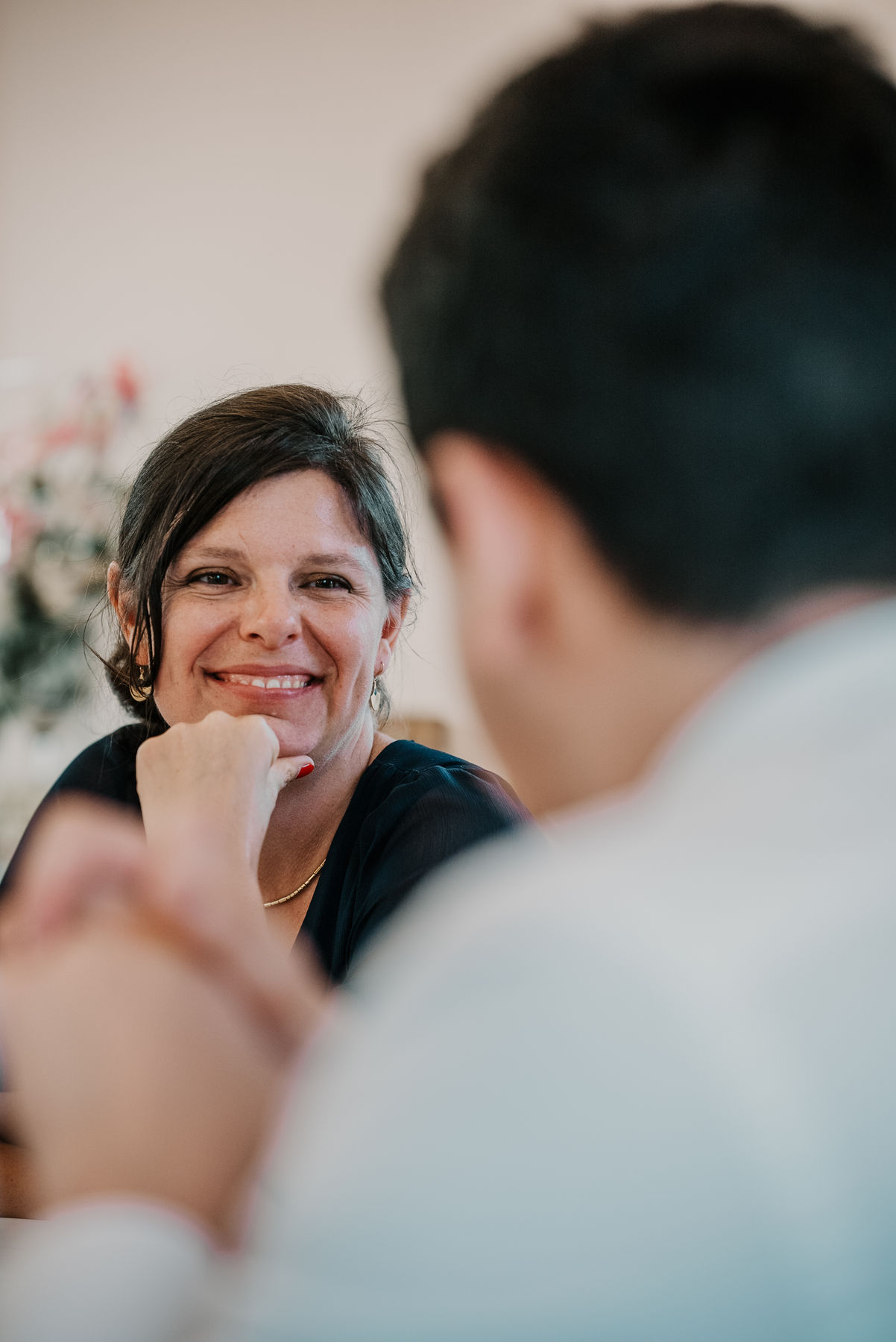 Invitée émue regardant les mariés