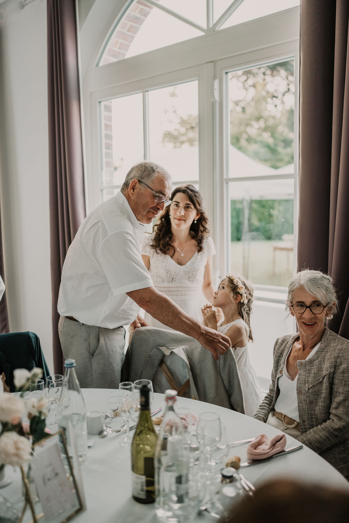La mariée entourée de sa famille pendant la réception