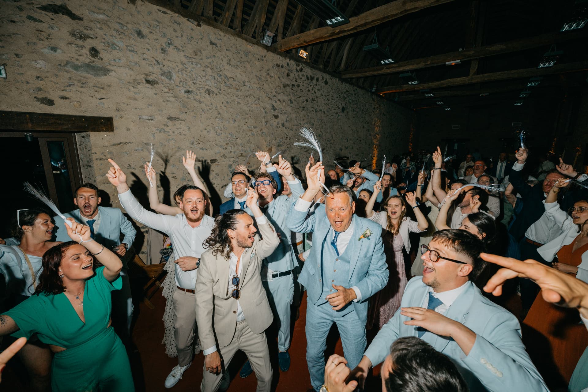 Les invités agitant des bâtons lumineux lors de la soirée dansante