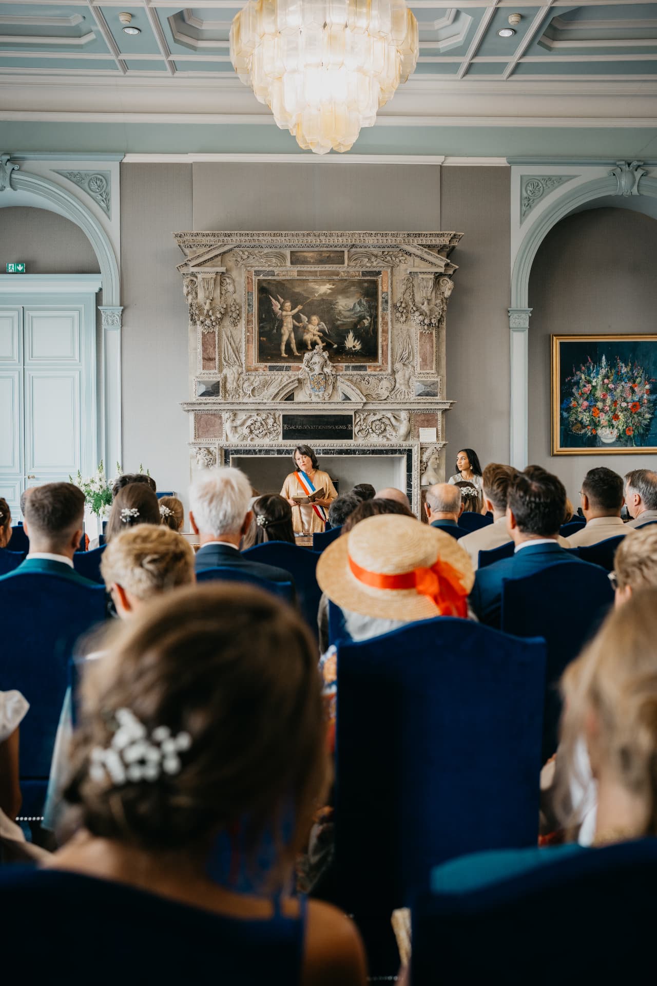 Cérémonie civile devant les invités dans une salle historique à la cheminée sculptée