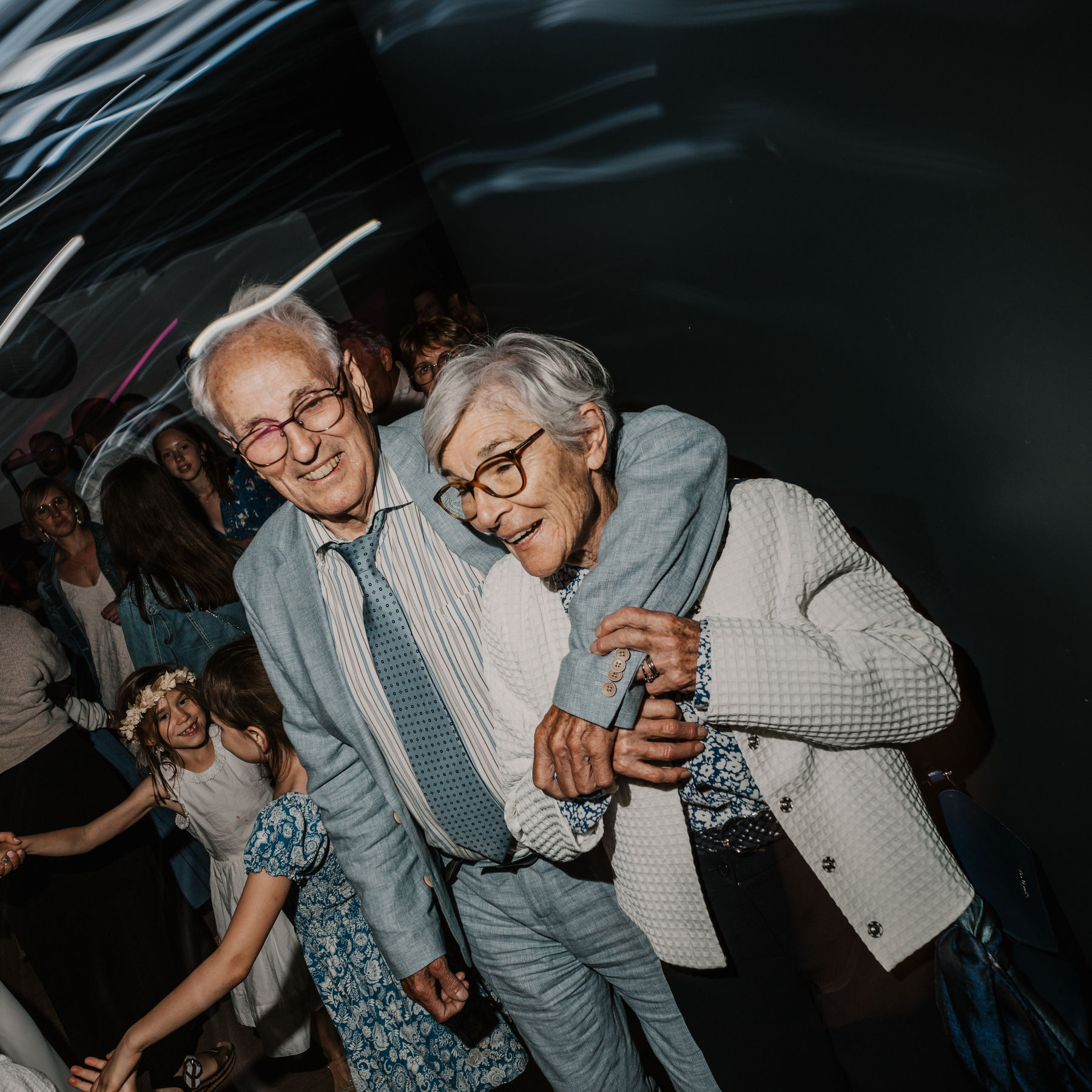 Grands-parents dansant joyeusement en soirée