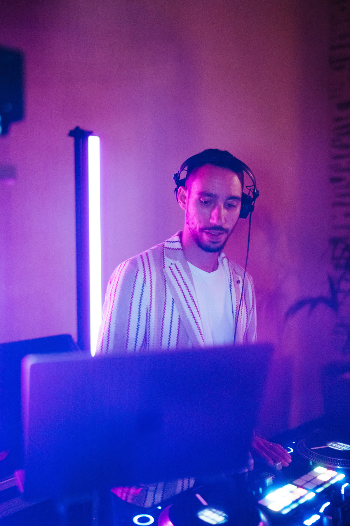 DJ SPO aux platines pendant une soirée de mariage
