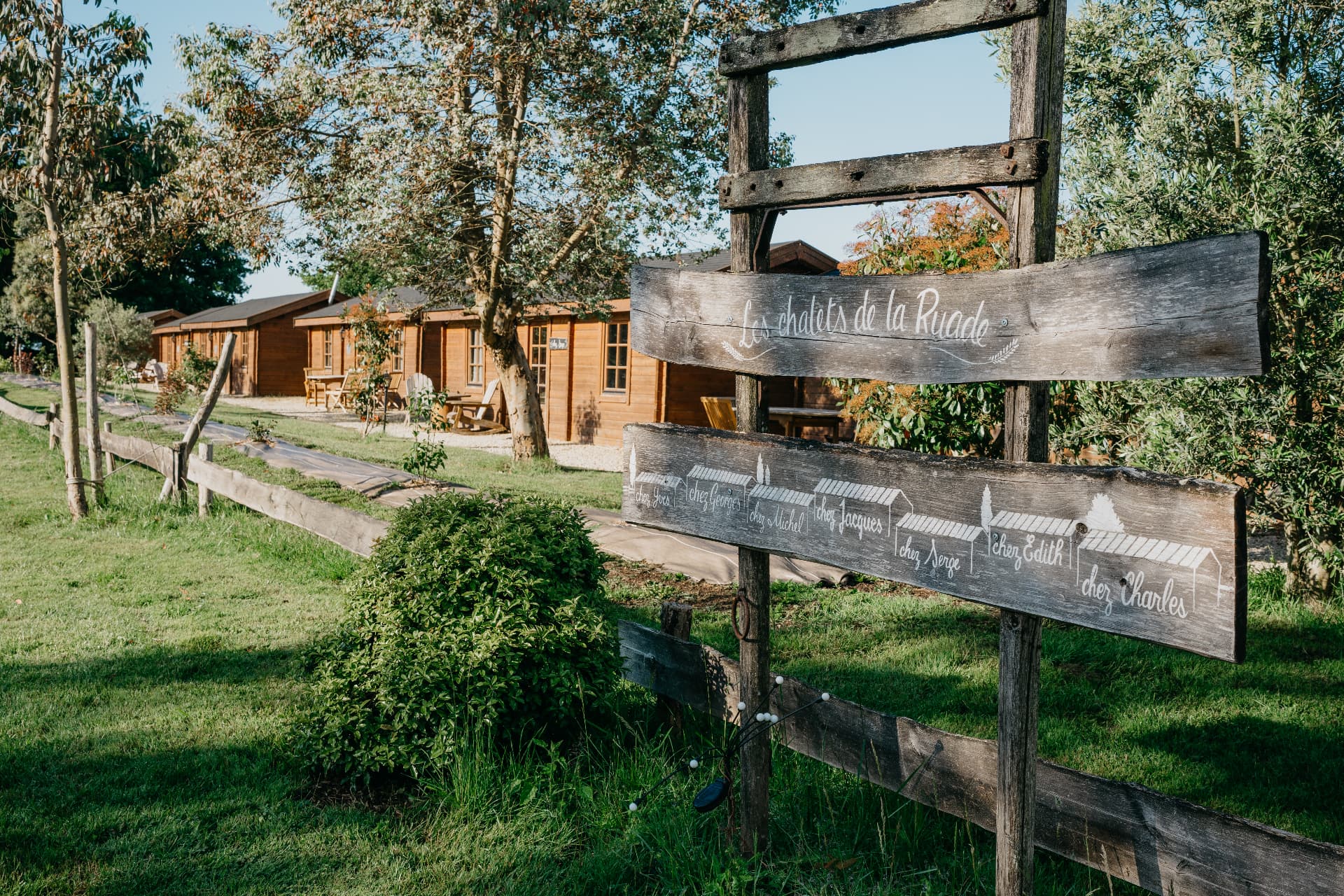 Panneau indicatif en bois des chalets d'un lieu de réception champêtre