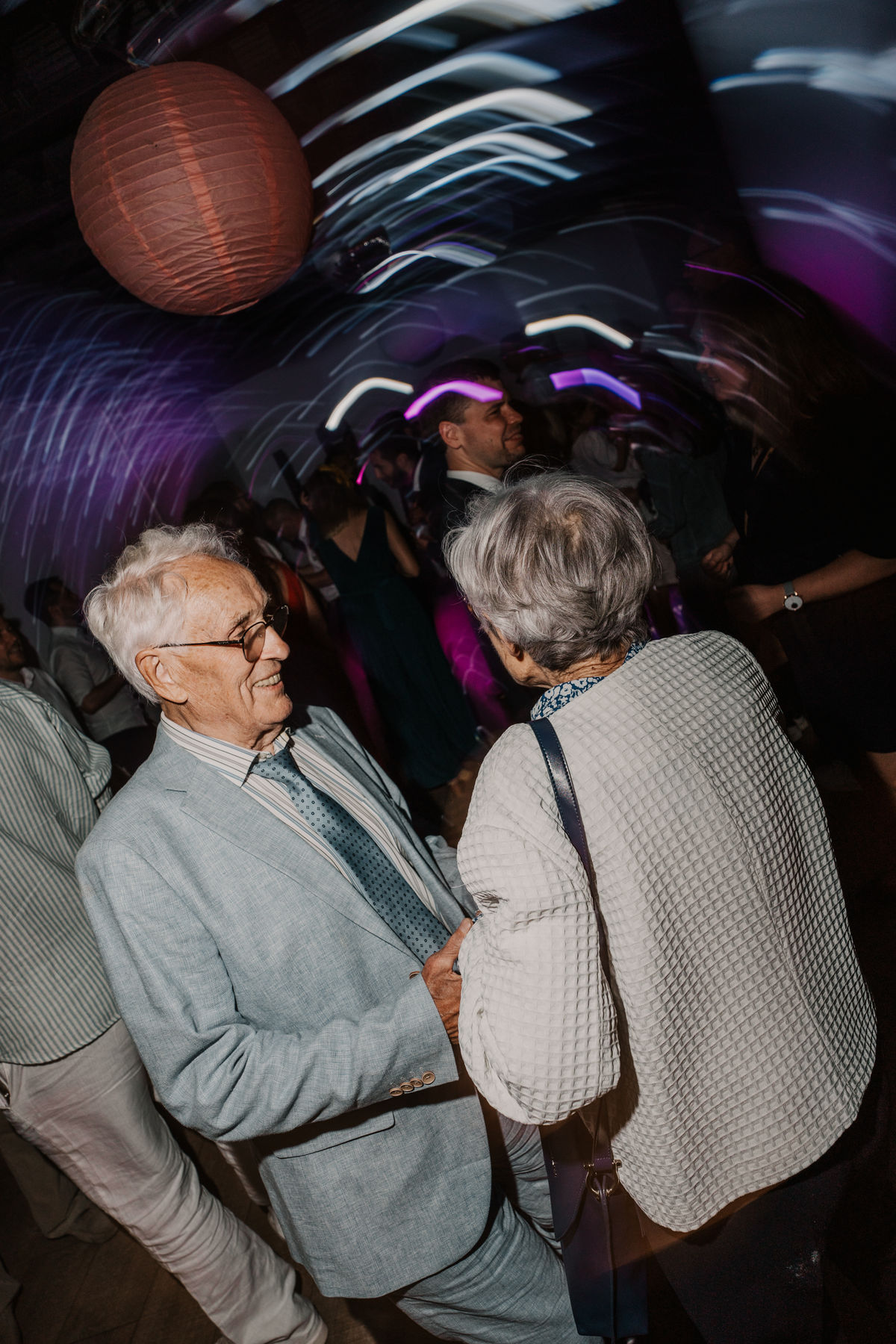 Invités sur la piste de danse sous les lumières